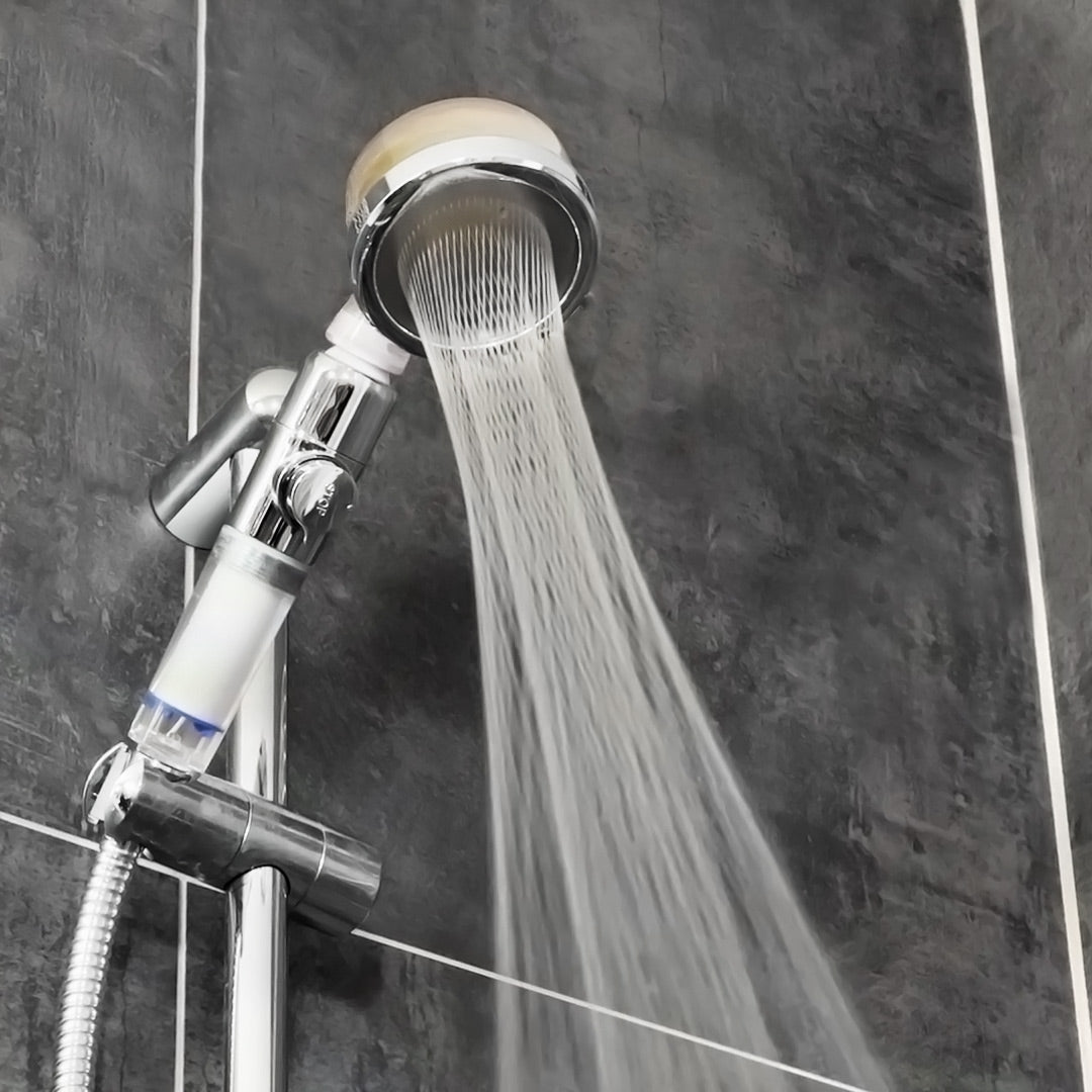 Aquadon EcoTornado Duschkopf mit kräftigem Wasserstrahl und integriertem Filtersystem an der Wandhalterung.