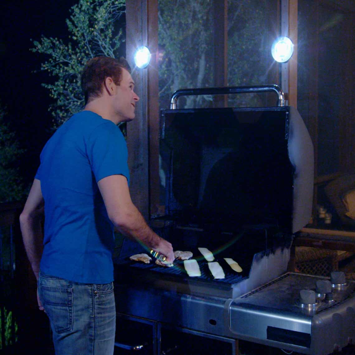 Disk Lights Stone sorgen für Licht beim nächtlichen Grillen im Außenbereich.