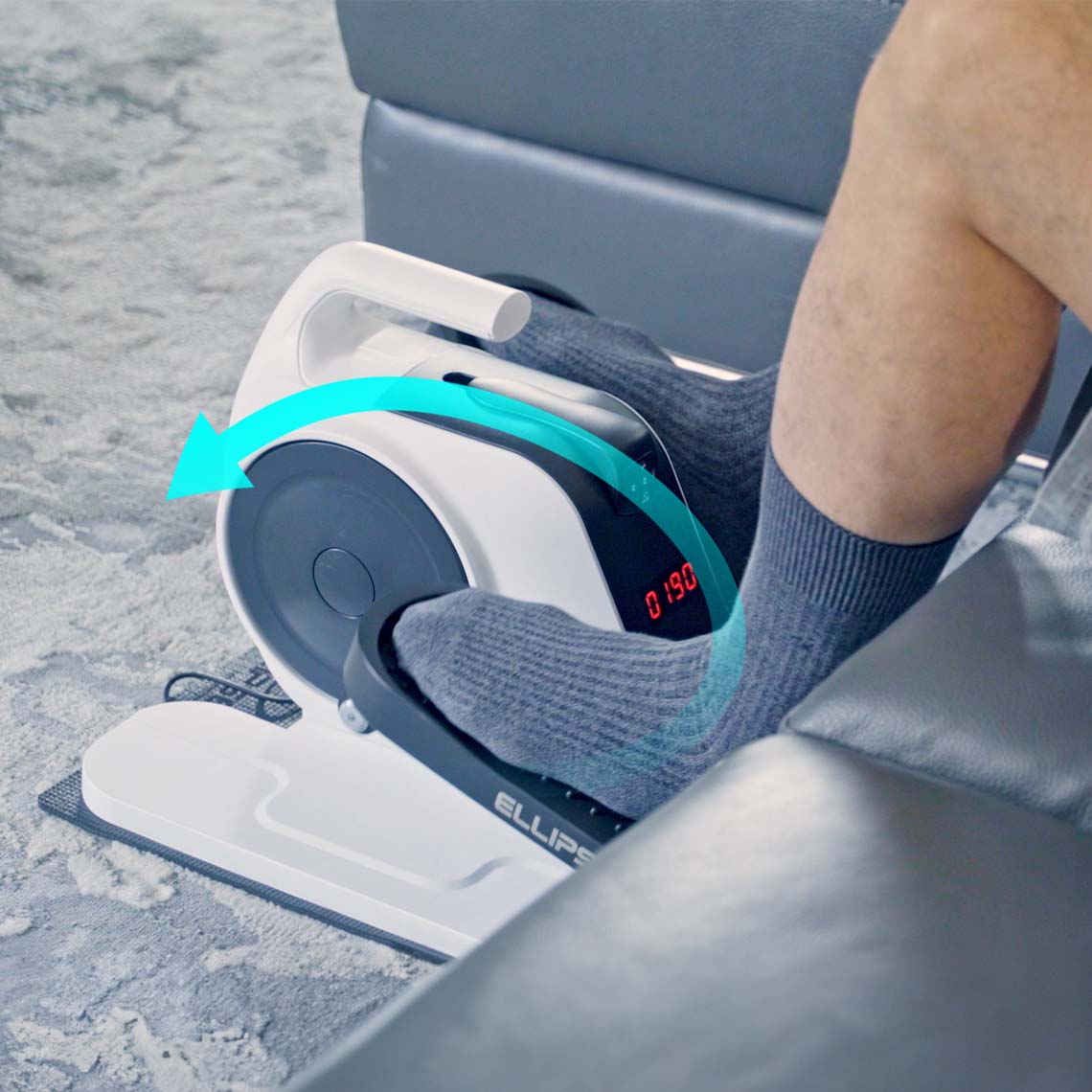 Fußtrainer mit digitalem Trainingscomputer – Anzeige der Trainingsdaten während der Bewegung.