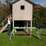 Die Hammersmith SuperLadder wird im Gerüstmodus im Garten eingesetzt – ideal für Arbeiten an der Fassade.