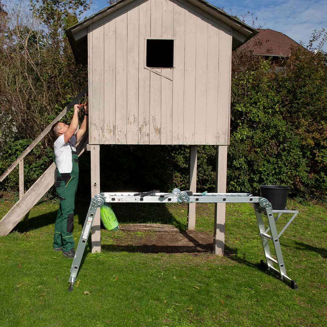 Die Hammersmith SuperLadder wird im Gerüstmodus im Garten eingesetzt – ideal für Arbeiten an der Fassade.