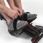 Mit verstellbarem Riemen sorgt der Kendox Row Shaper für sicheren Halt der Füße während des Trainings.