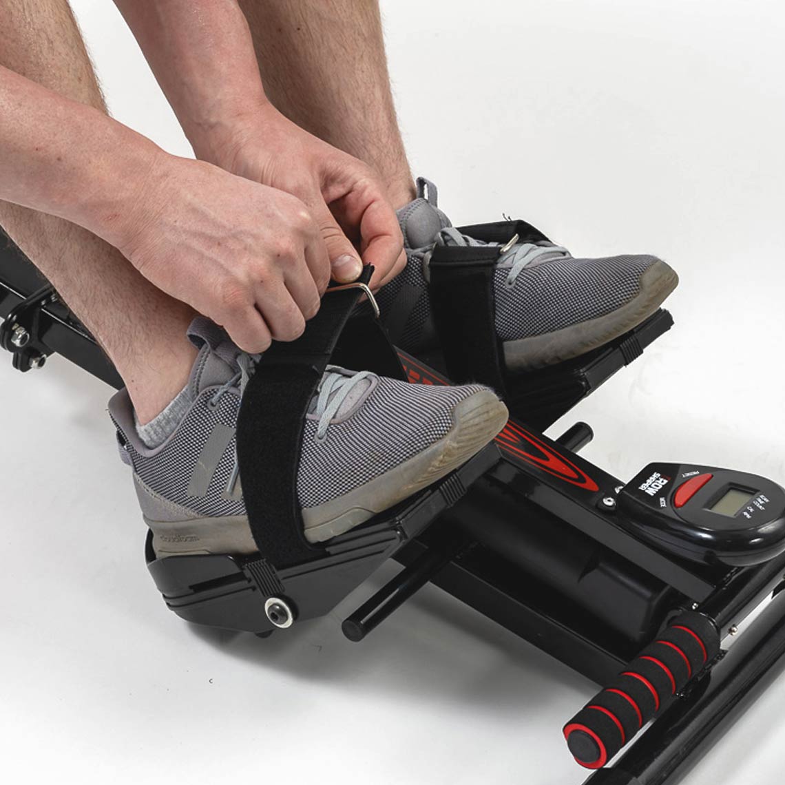 Mit verstellbarem Riemen sorgt der Kendox Row Shaper für sicheren Halt der Füße während des Trainings.