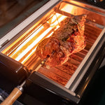 Ein Braten wird gleichmäßig im Rotisserie Chef gegrillt.