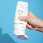 Proactiv Solution Toner in der Hand – klärende Pflege für ein reines Hautbild.