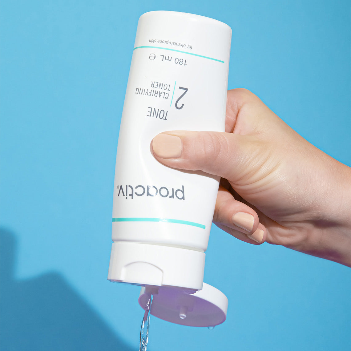 Proactiv Solution Toner in der Hand – klärende Pflege für ein reines Hautbild.