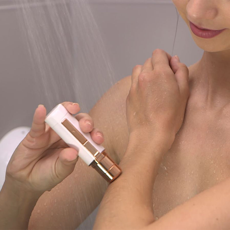 Frau verwendet den Roxy Pocket Shaver unter der Dusche – für sanfte Haarentfernung auch auf nasser Haut.