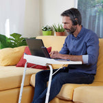 Starlyf Table Express dient als kompakter Arbeitstisch für Laptop und Smartphone auf dem Sofa.