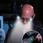 Ein Mann mit Glatze trägt eine beleuchtete Brille mit hell leuchtenden LED-Lichtern.