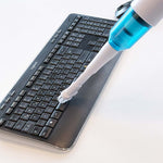 Akkustaubsauger reinigt Tastatur