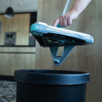 Livington DeeperSweeper wird über dem Mülleimer geleert – einfache Entleerung per Knopfdruck.