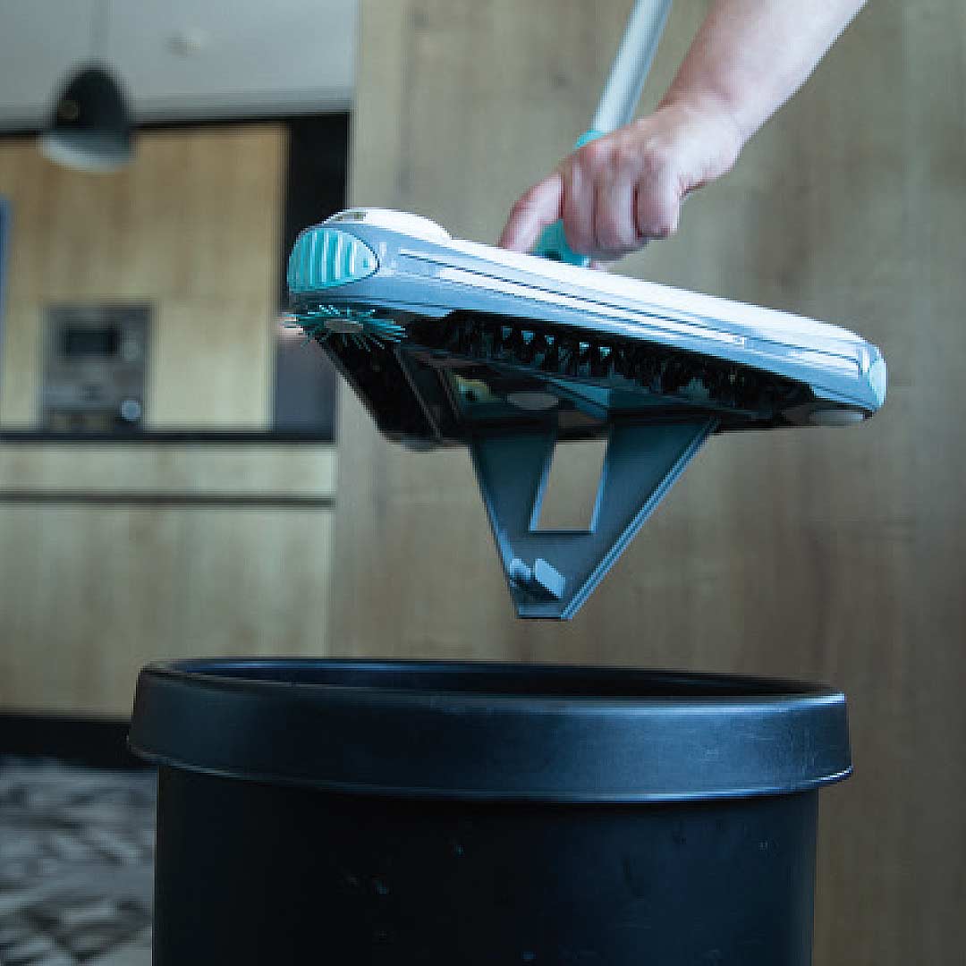 Livington DeeperSweeper wird über dem Mülleimer geleert – einfache Entleerung per Knopfdruck.