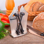 Der Bavarian Edge steht auf dem Tisch neben Brot, Gemüse und einem Brotmesser.