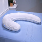 Ein weißer SwanPillow Kissenbezug liegt auf einem blauen Bettlaken. Er ist weich, anschmiegsam und passt perfekt auf das Komfortkissen.
