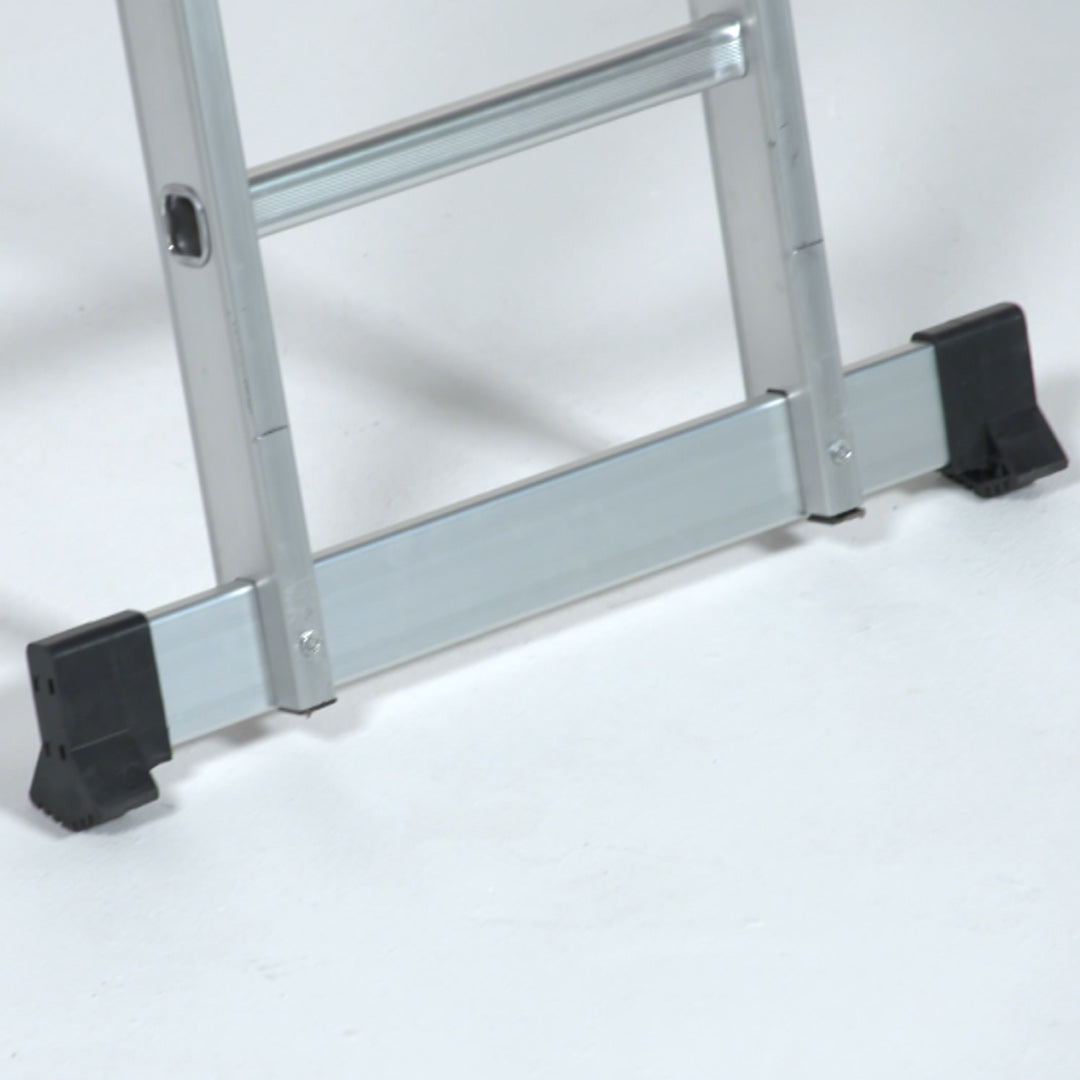 Die Hammersmith SuperLadder steht sicher auf rutschfesten Gummifüßen und einer stabilen Querstrebe.