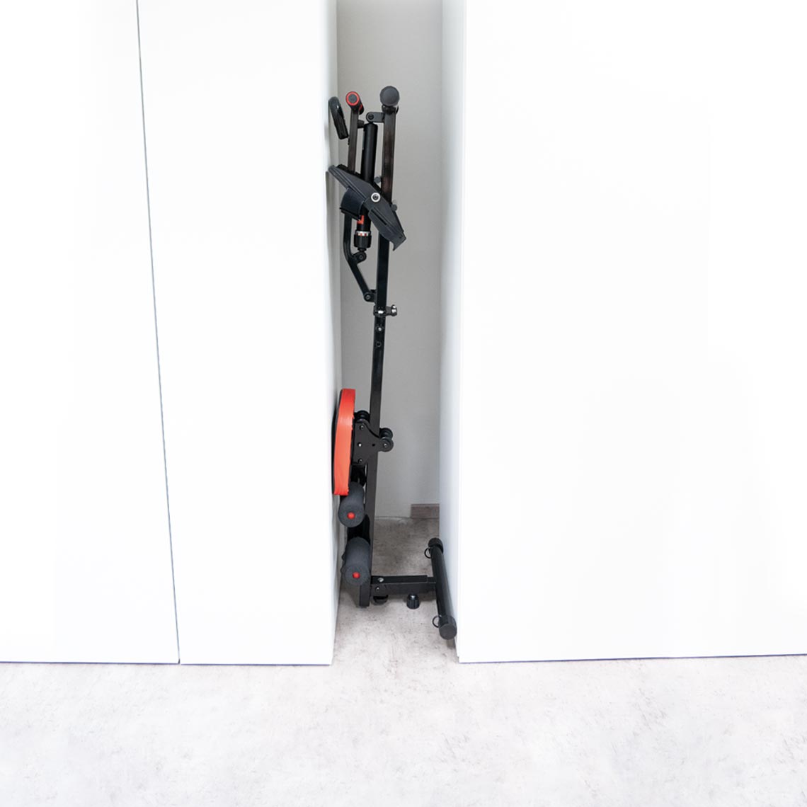 Der Kendox Row Shaper ist platzsparend hochkant zwischen zwei Schränken verstaut.