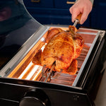Ein ganzes Huhn wird im Rotisserie Chef knusprig gegrillt.