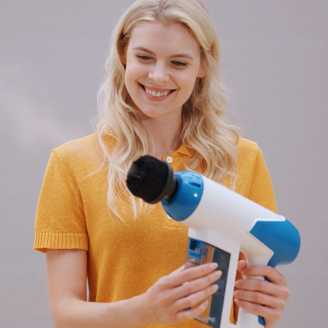 Frau hält den Livington SteamBuddy in der Hand – das Gerät ist nach nur 20 Sekunden einsatzbereit
