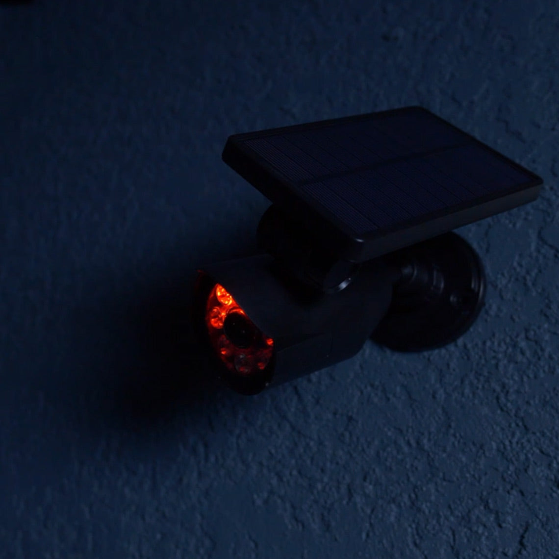 Panta Safe Light Solar simuliert eine Überwachungskamera mit rotem Blinklicht für mehr Sicherheit bei Nacht.