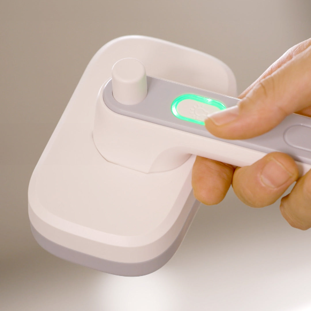 Die PiddiPet IonBrush wird per Knopfdruck aktiviert – einfache Handhabung mit LED-Anzeige.