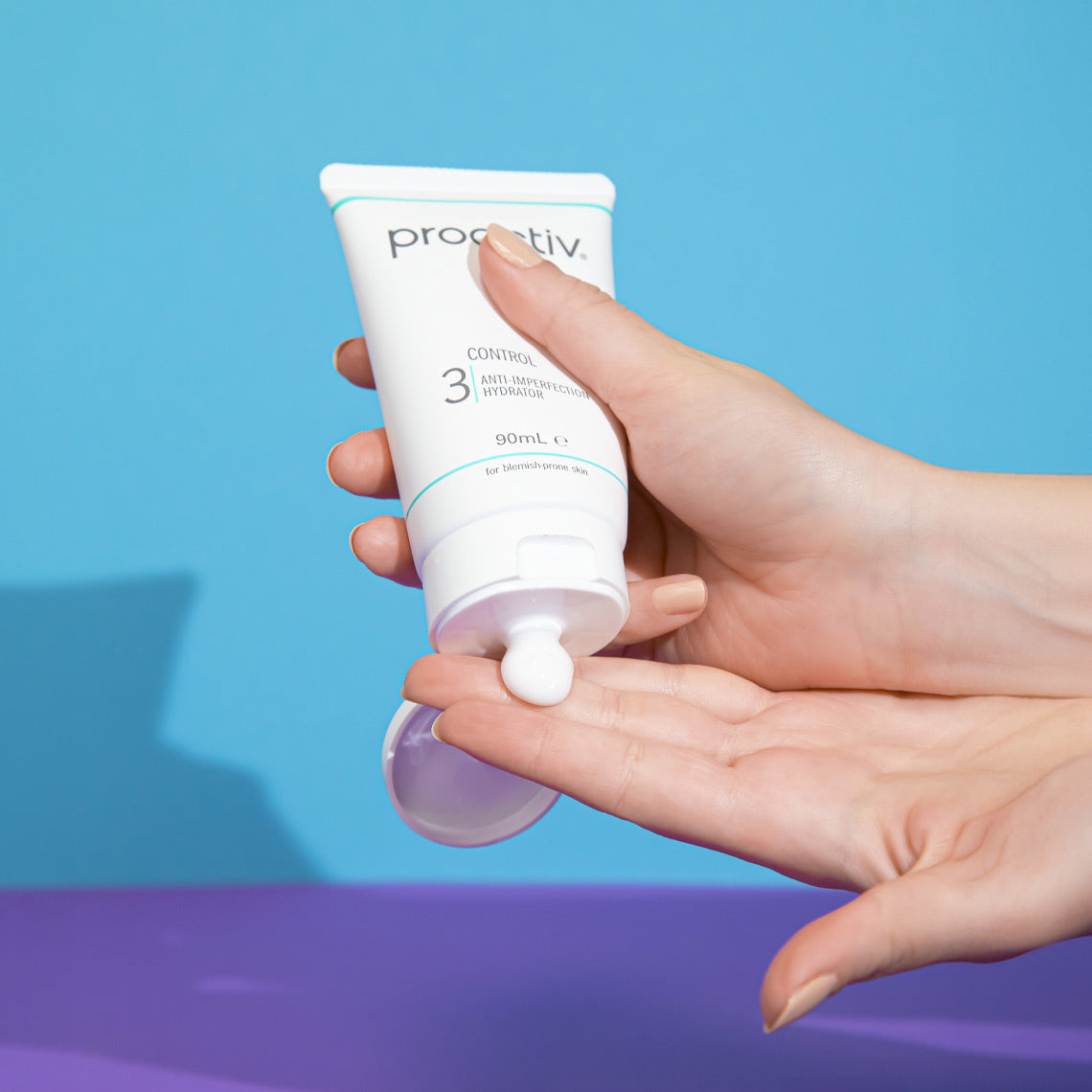 Proactiv Solution Schritt 3 wird auf die Hand aufgetragen – Pflege gegen Hautunreinheiten.