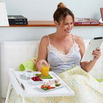 Starlyf Table Express wird als praktischer Frühstückstisch im Bett genutzt, mit Tablet und Getränk.