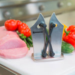 Bavarian Edge auf Schneidebrett mit rohem Fleisch, Gemüse und Tomaten in einer Küchenumgebung.