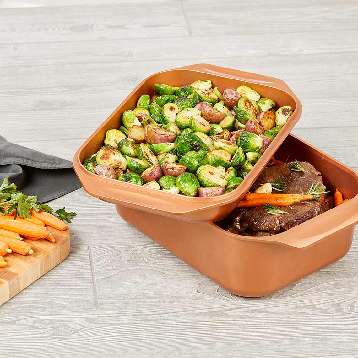 Livington Copperline WonderCooker – Bräter mit Fleisch und Einsatzschale mit Gemüse, kupferfarben.
