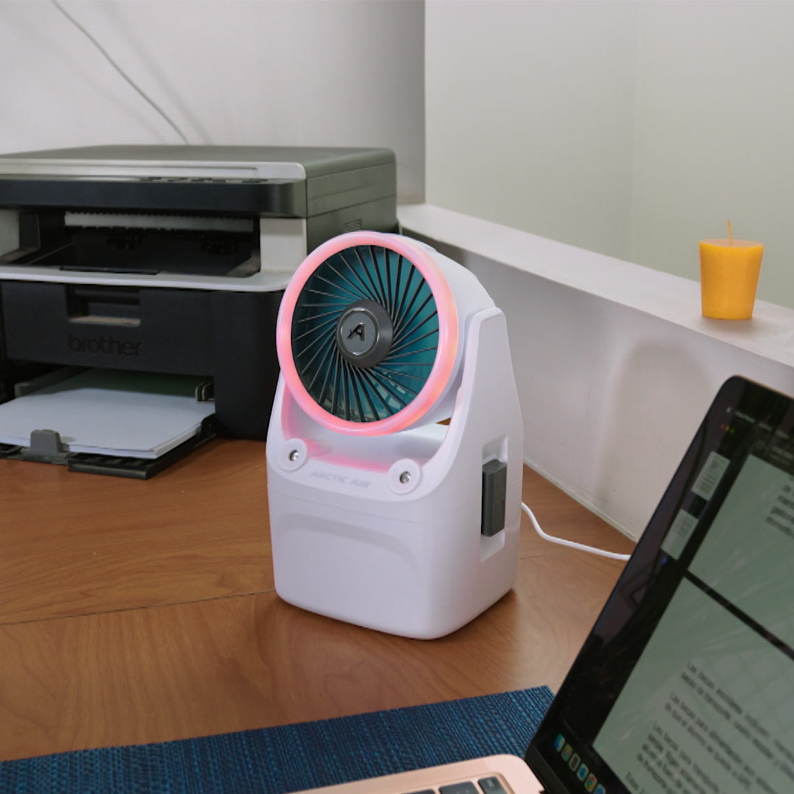 IceJet steht auf einem Schreibtisch im Büro
