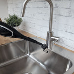 Livington Steam Twister reinigt mit Dampfdüse gründlich rund um den Wasserhahn.