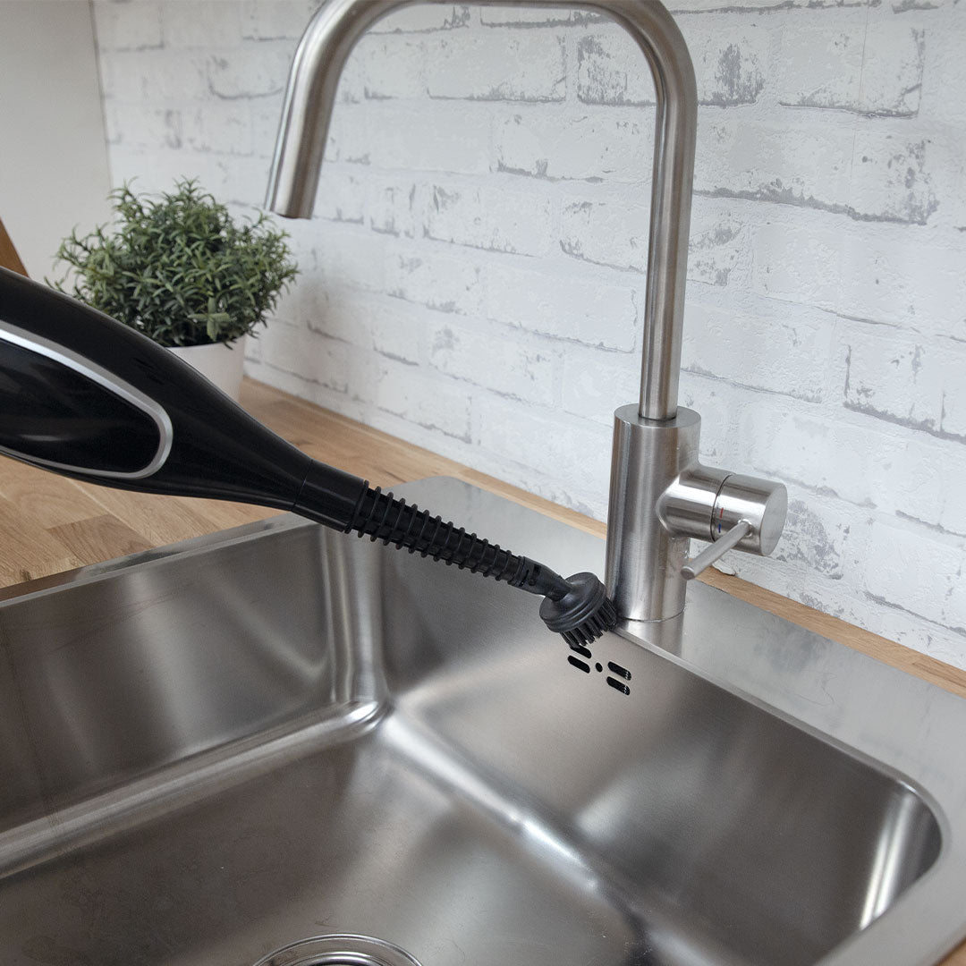 Livington Steam Twister reinigt mit Dampfdüse gründlich rund um den Wasserhahn.
