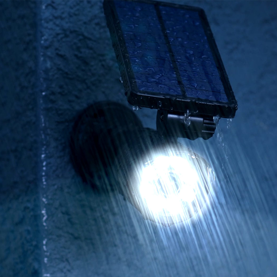 Panta Safe Light Solar leuchtet auch bei starkem Regen zuverlässig – wetterfest für den Außenbereich.