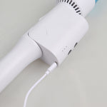 Staubsauger wird per USB aufgeladen