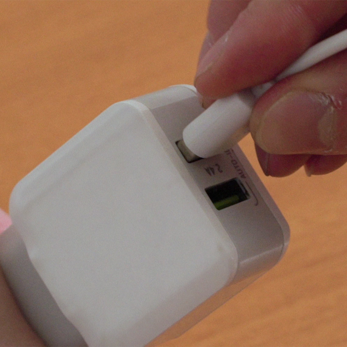 Ein Adapter mit USB Kabel wird eingesteckt