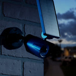 Panta Safe Light Solar mit Solarpanel – ideal für die Wandmontage im Außenbereich bei Tag und Nacht.
