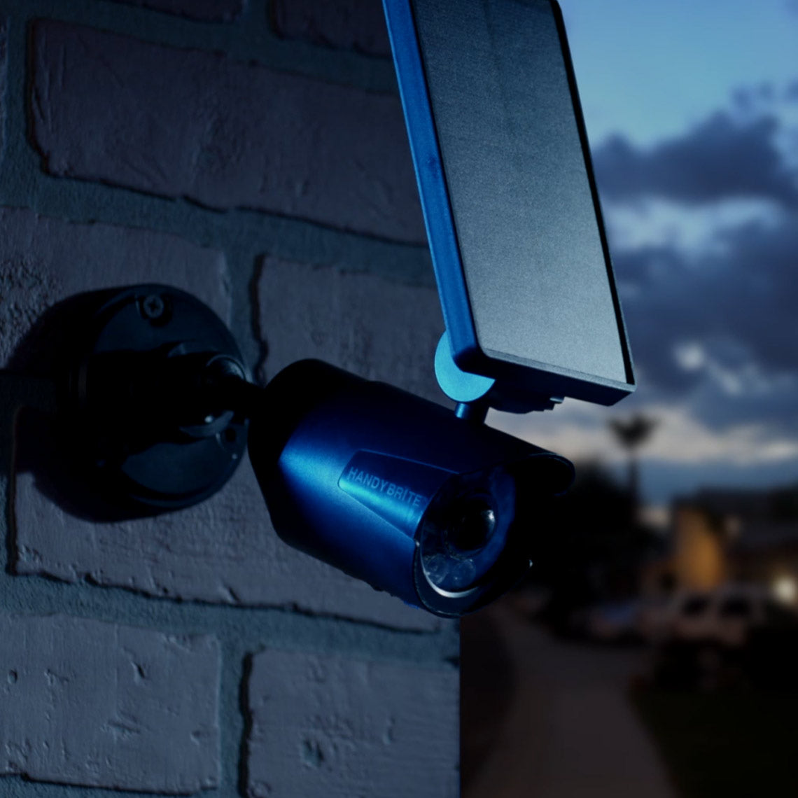 Panta Safe Light Solar mit Solarpanel – ideal für die Wandmontage im Außenbereich bei Tag und Nacht.