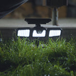 Die Panta TrioSolar ist über einen Erdspieß im Boden befestigt und leuchtet den Bereich mit drei LED-Panels aus.
