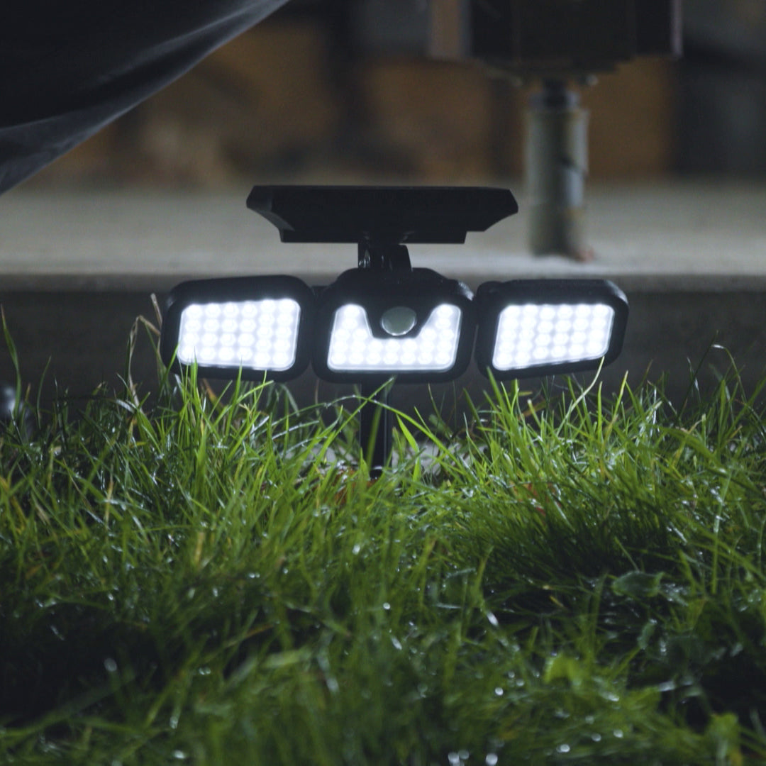 Die Panta TrioSolar ist über einen Erdspieß im Boden befestigt und leuchtet den Bereich mit drei LED-Panels aus.