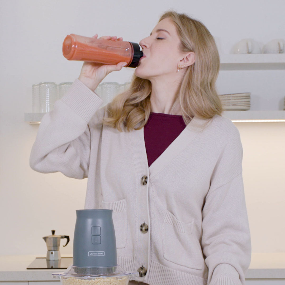 Frau trinkt Smoothie aus To-Go-Becher