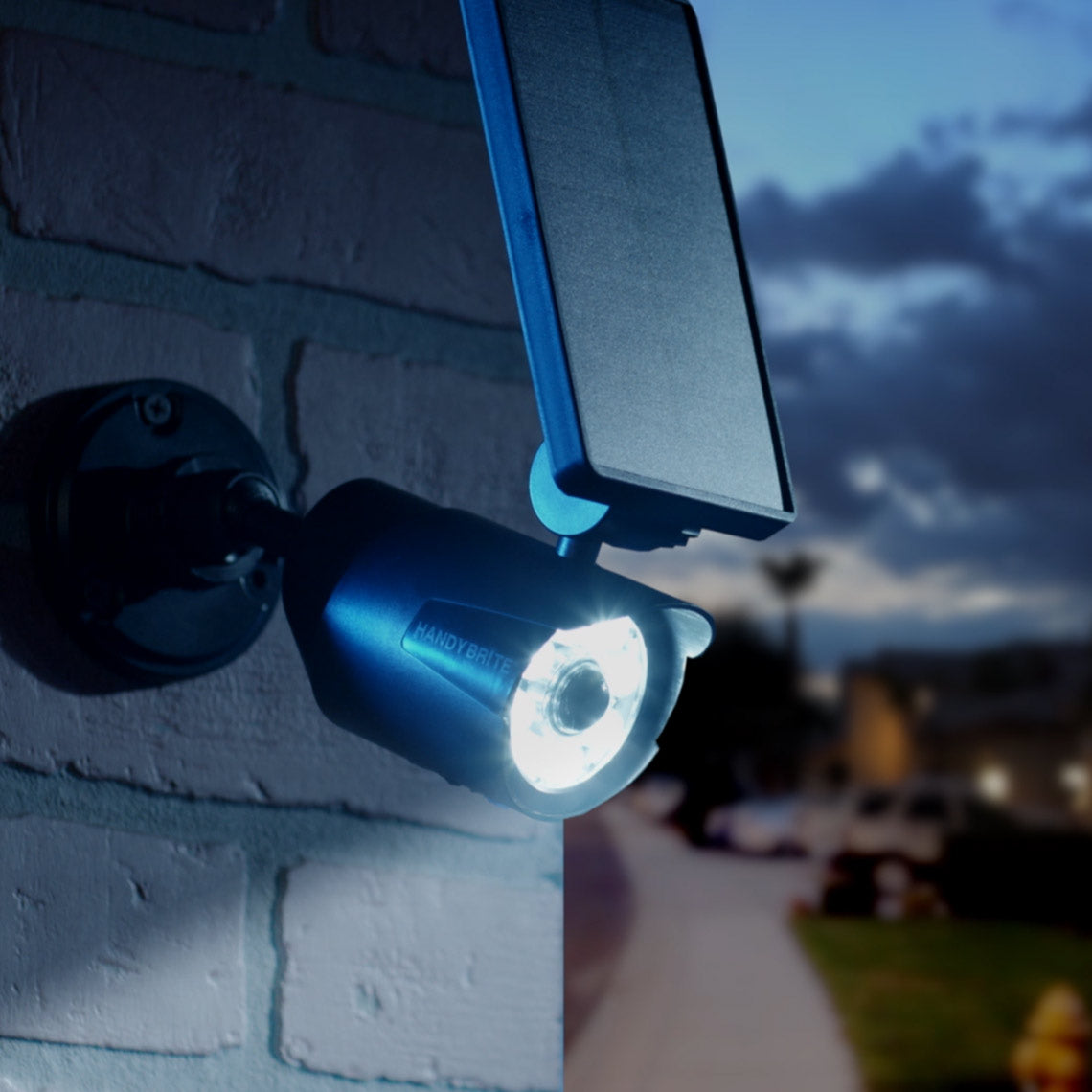 Panta Safe Light Solar leuchtet bei Dunkelheit automatisch – helles Licht durch Solarbetrieb.