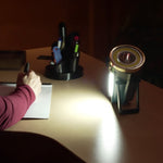 LED-Arbeitsleuchte beleuchtet Schreibtisch beim Schreiben