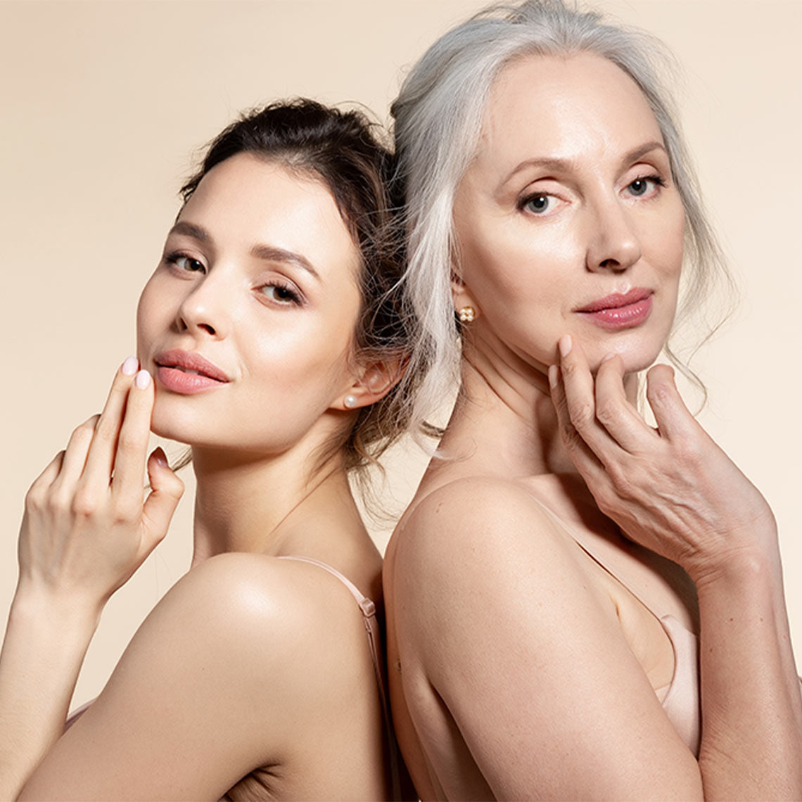 Zwei Frauen mit makelloser Haut – Beauty-Inszenierung für jede Generation.