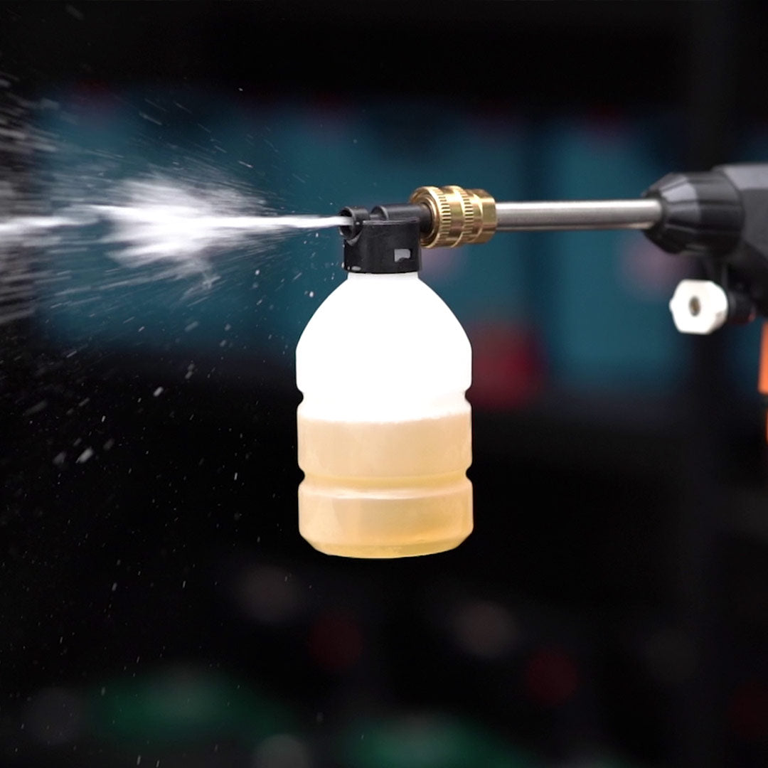 Mit dem Hammersmith HydroBlast wird Reinigungsmittel versprüht – dank montierter Schaumflasche.