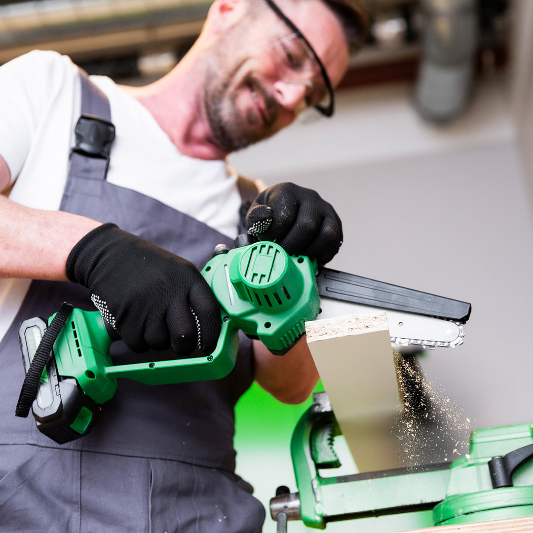 Hammersmith MultiTool mit Mini-Kettensäge im Einsatz zum präzisen Zuschneiden von Holzleisten.