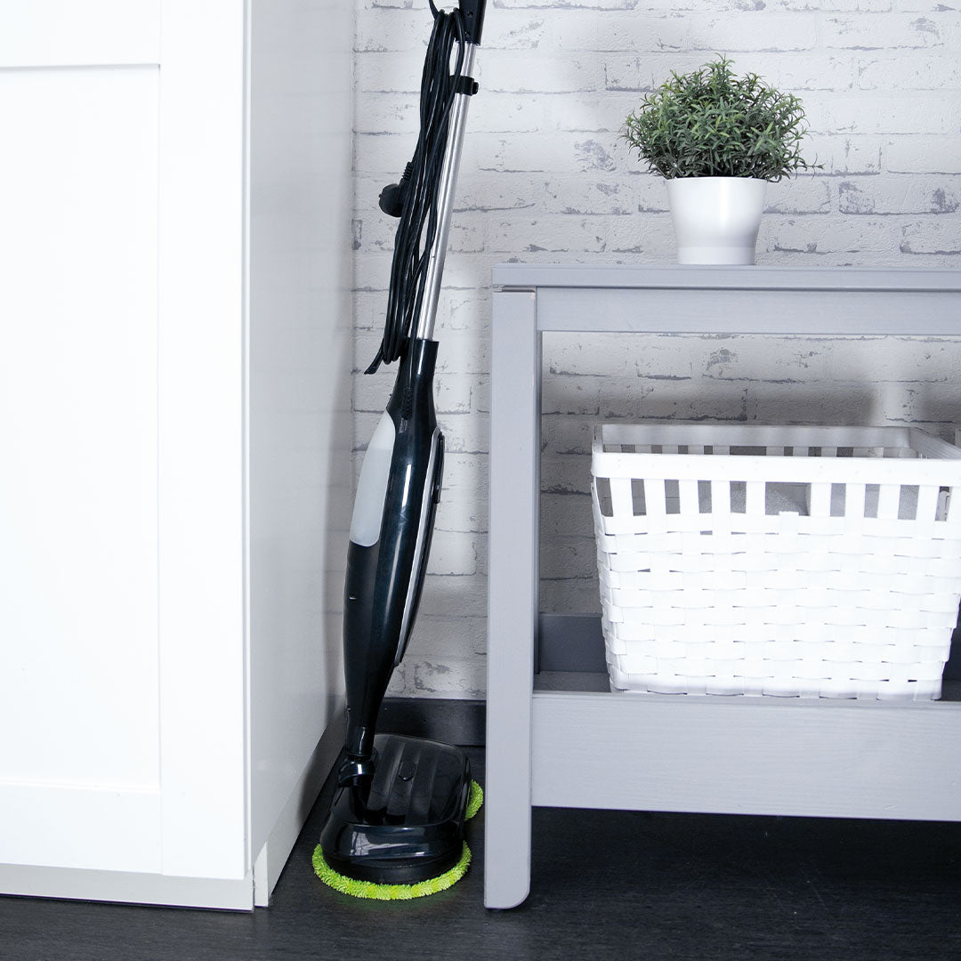 Livington Steam Twister steht platzsparend verstaut in der Ecke – ideal auch bei wenig Stauraum.