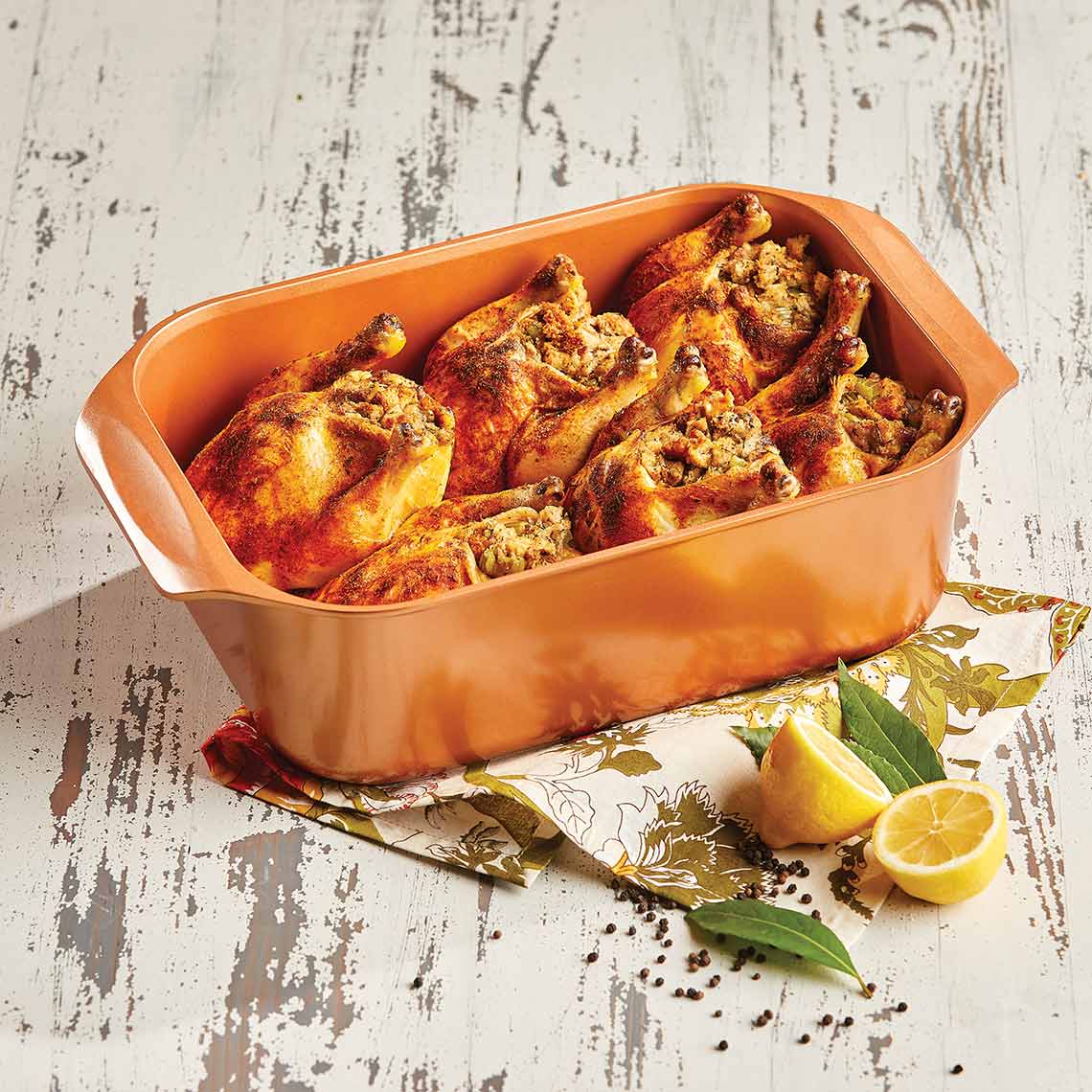 Livington Copperline WonderCooker – gefüllte Hähnchen im Bräter, serviert mit Zitrone und Lorbeer.