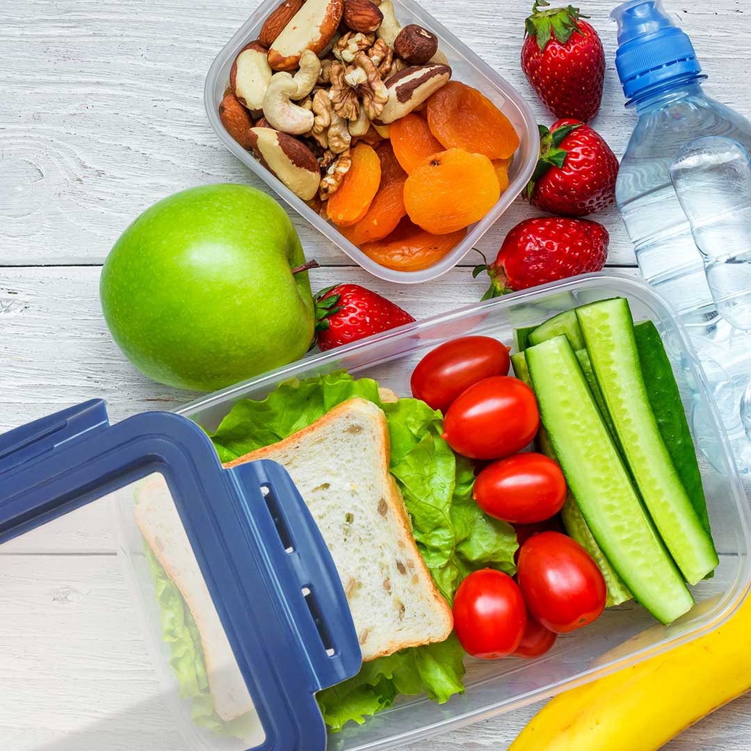 Gesunde Jause mit Gemüse, Nüssen und Sandwich in der praktischen Livington Flex & Fresh Frischhaltedose.