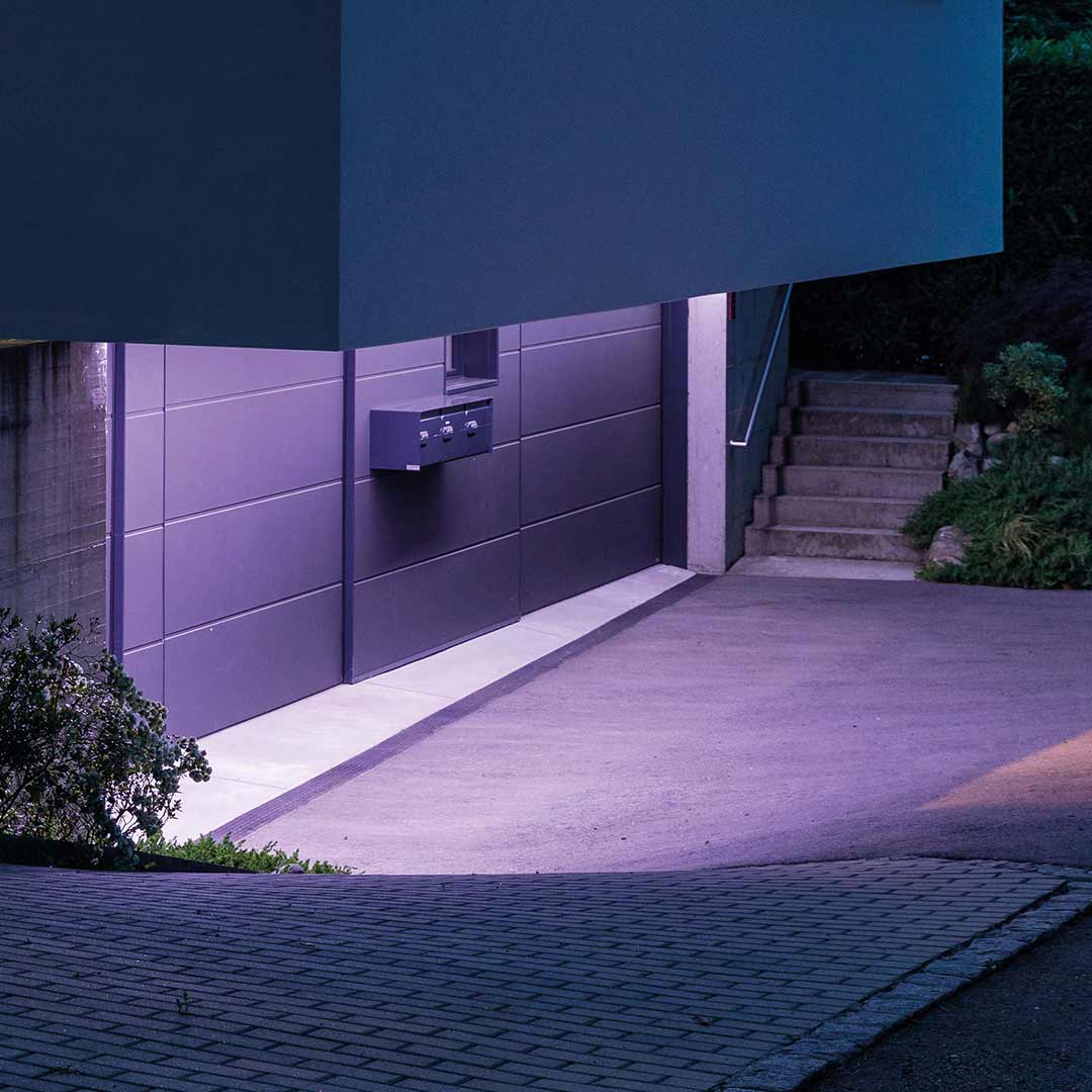 Die Panta TrioSolar beleuchtet eine Einfahrt bei Dunkelheit gleichmäßig und ohne externe Stromquelle.