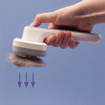 Die PiddiPet IonBrush lässt sich per Knopfdruck einfach reinigen – Haare fallen direkt runter
