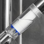 Weißer Filtereinsatz im Griff des Aquadon EcoTornado Duschkopfs – klares Design und einfache Handhabung.